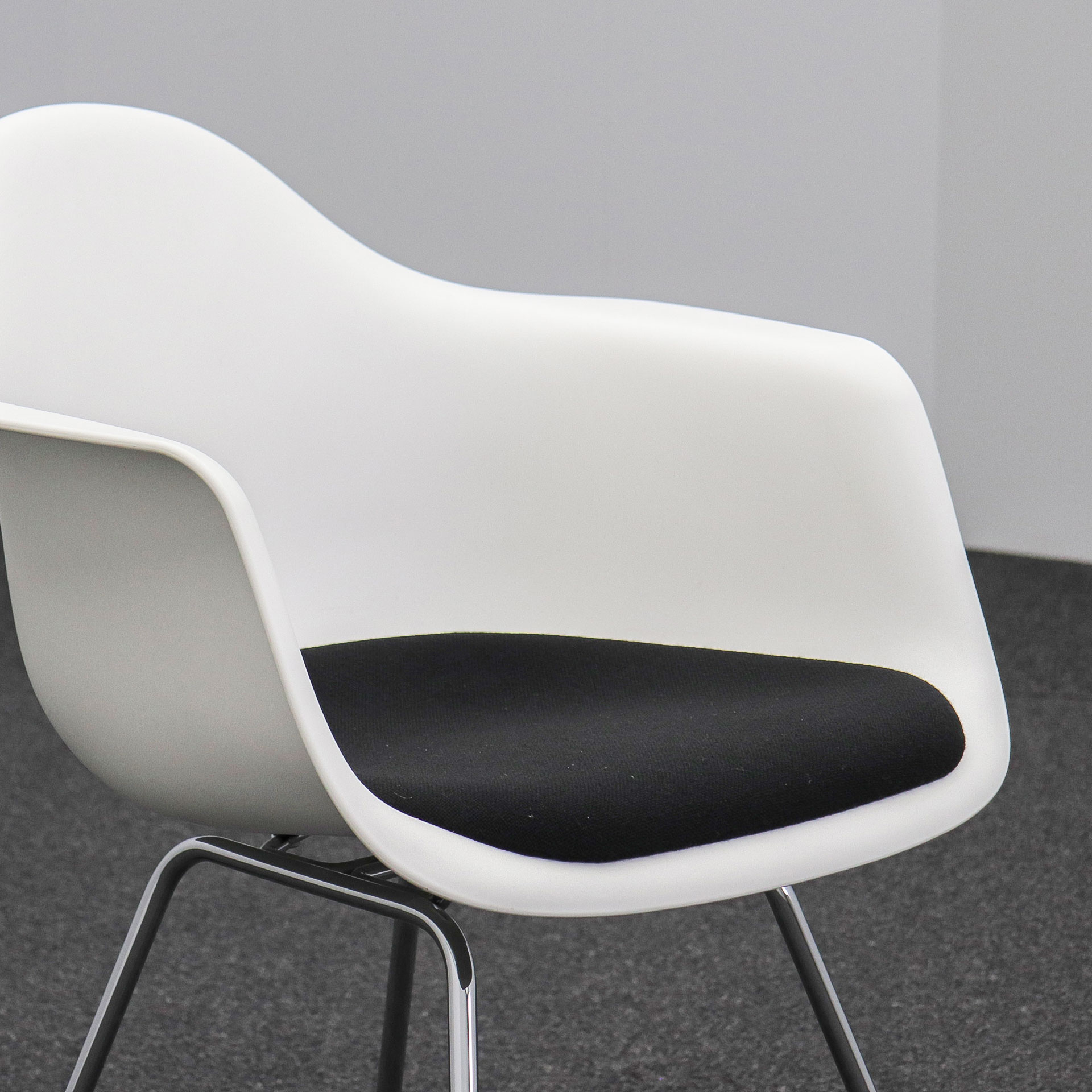 Bistrostuhl Vitra Eames Plastic Chair