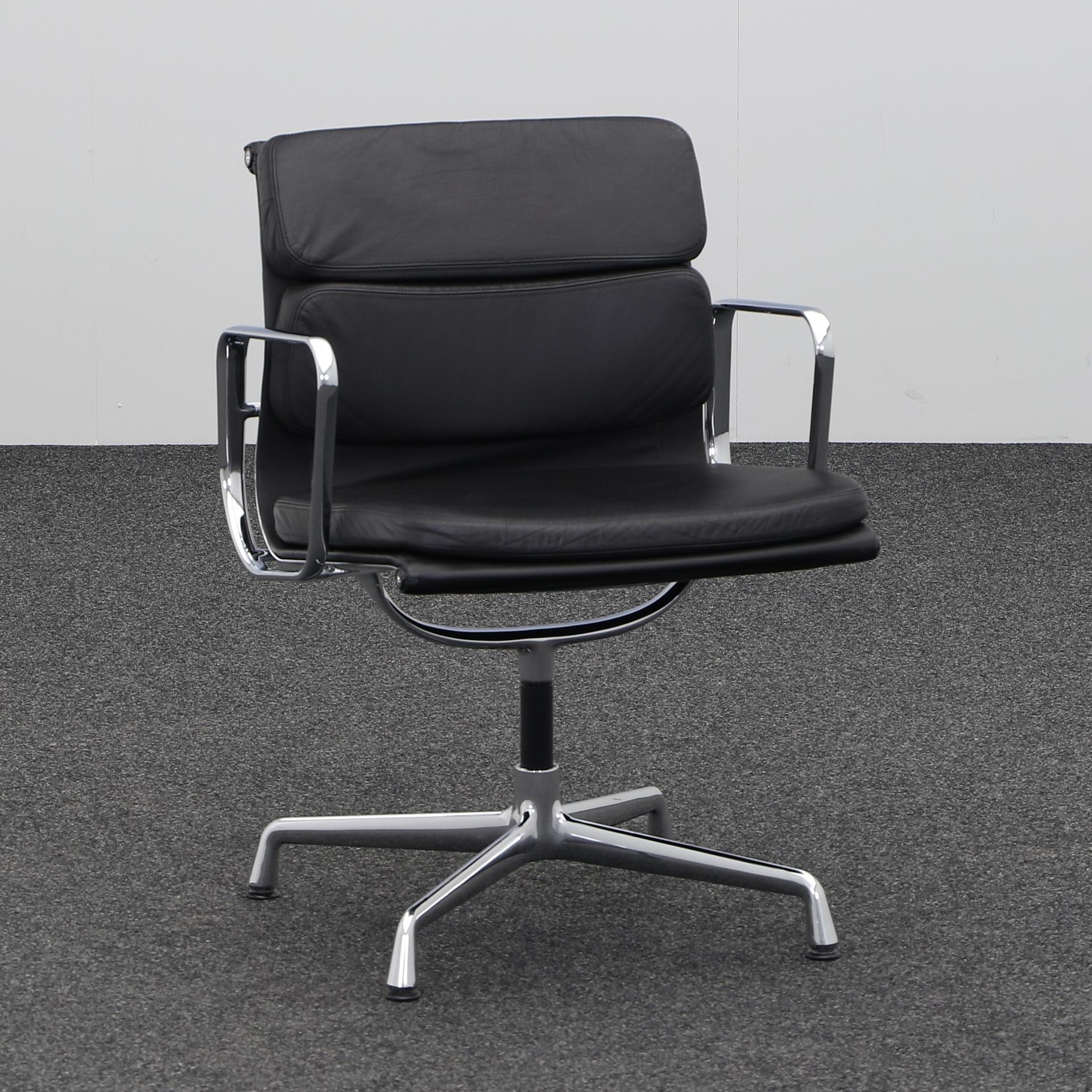 Vitra EA 208 Soft Pad conference chairs (Black, Good, Plastic glides, Fixed armrests)