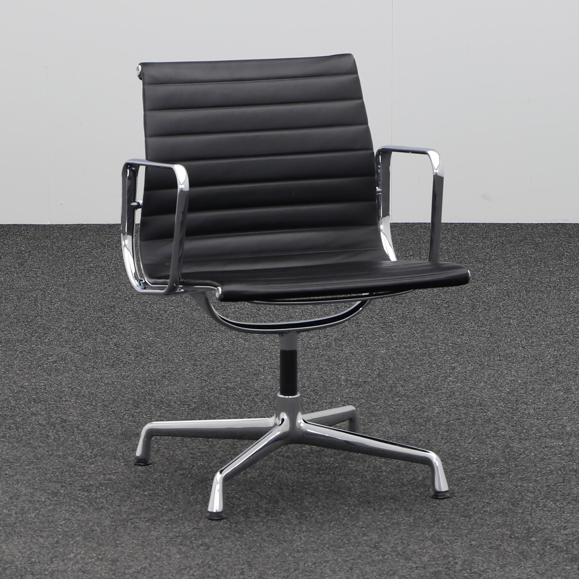 Konferenzstühle Vitra EA 107 (Schwarz, Gut, Kunststoffgleiter, Fixarmlehnen)