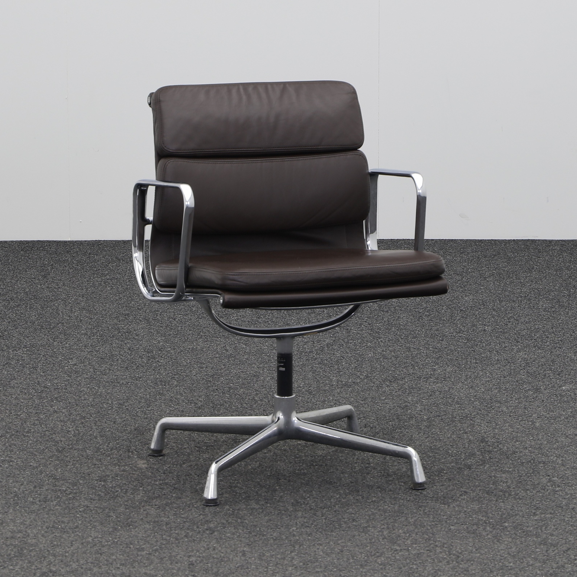 Konferenzstühle Vitra EA 208 Soft Pad (Braun, Normal Gebraucht, Kunststoffgleiter, Fixarmlehnen)