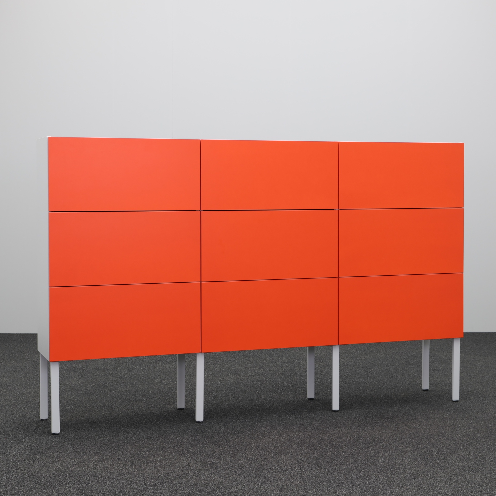 Schrank mit Klappen auf Füssen orange (Silbergrau, Normal Gebraucht, Ohne Schliesszylinder)