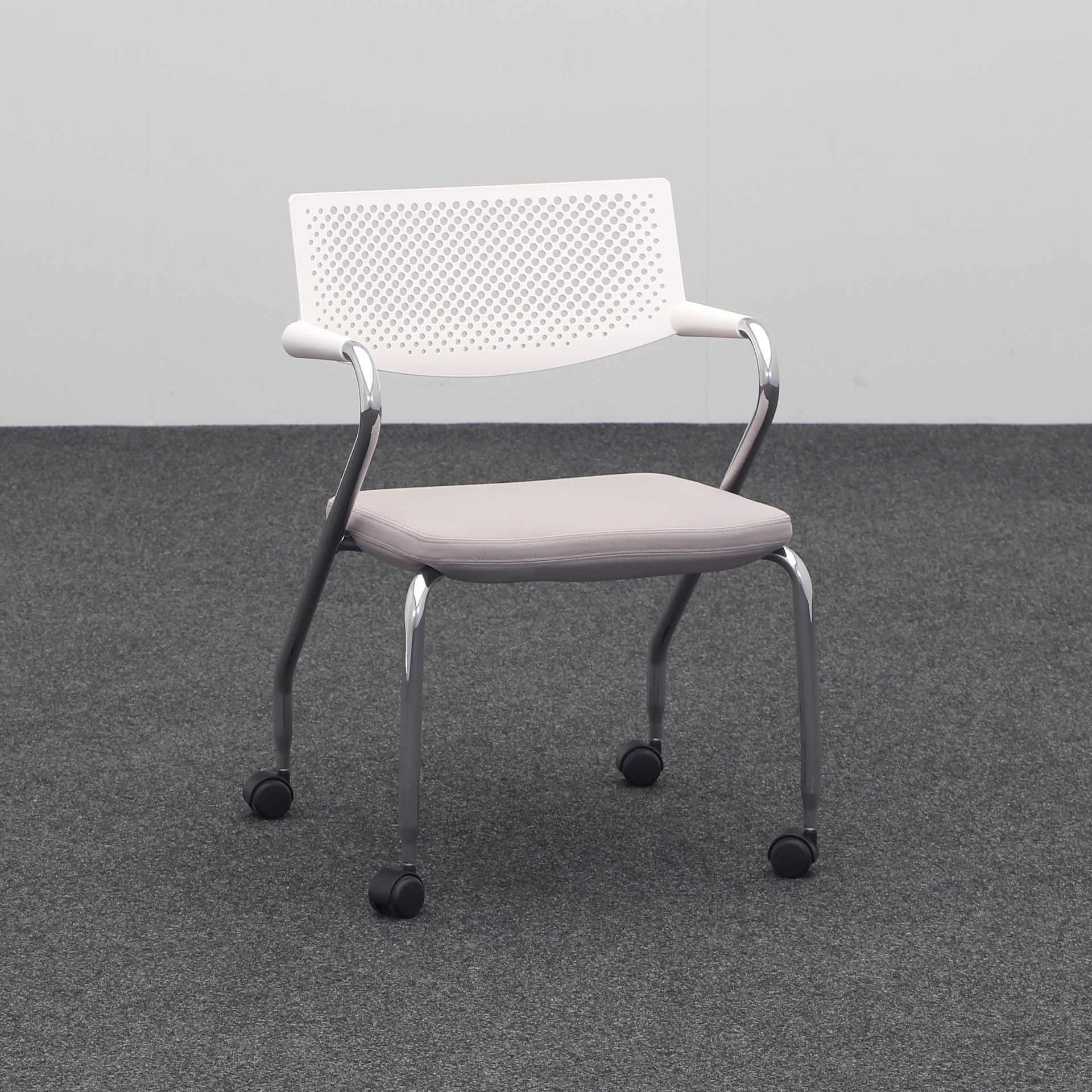 Chaises à 4 pieds Vitra visaroll (Gris clair, Normalement utilisé, Rouleaux de moquette, Accoudoirs fixes)