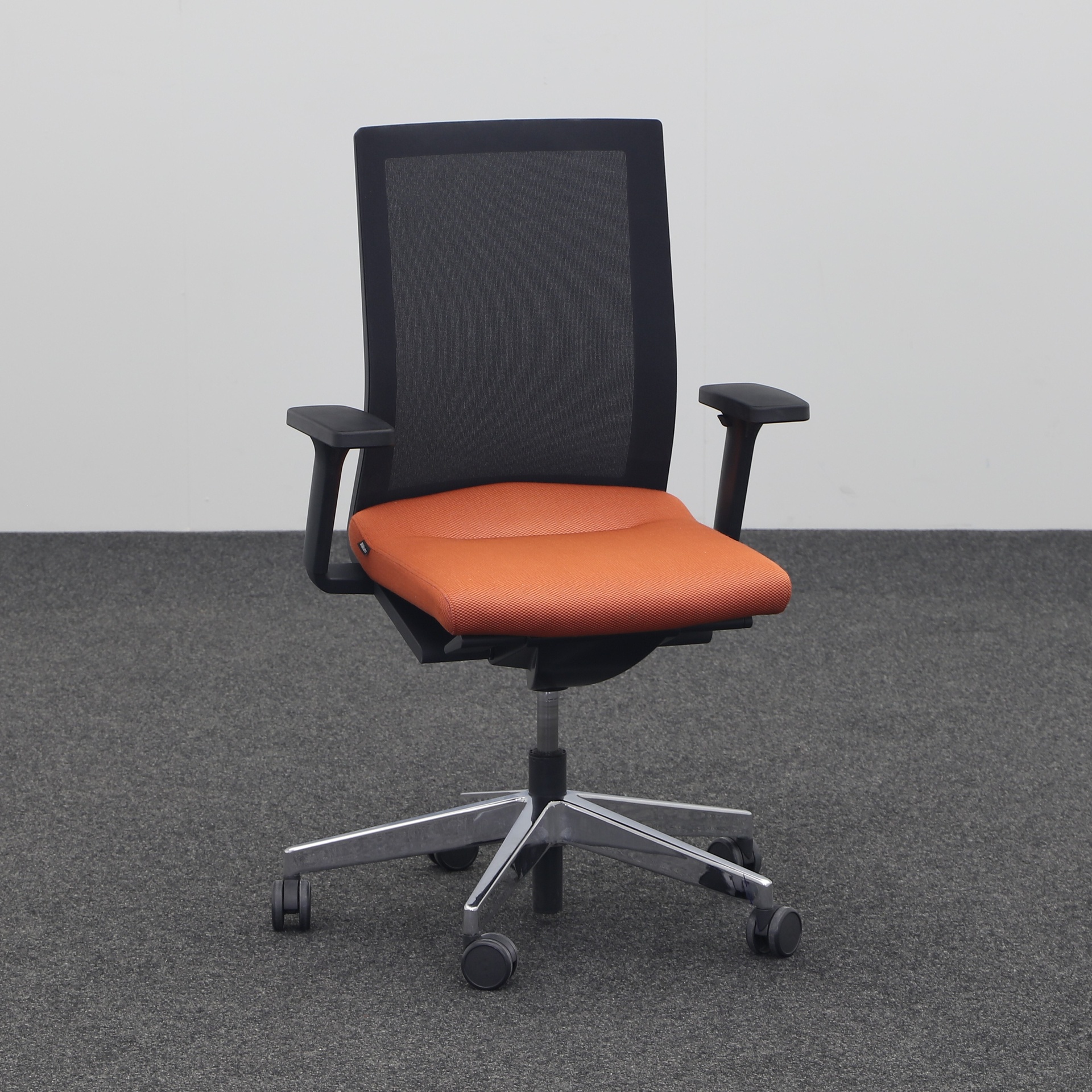 Chaises de bureau pivotantes Wilkhahn Neos (Orange, Normalement utilisé, Rouleaux de moquette, Accoudoirs 3D)