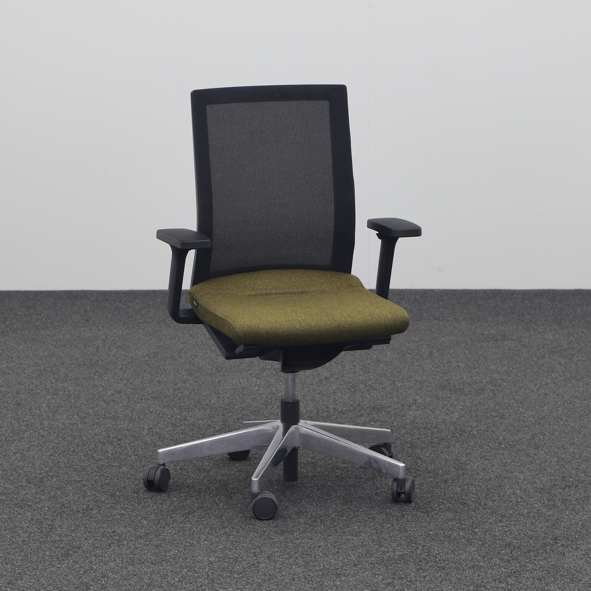 Chaises de bureau pivotantes Wilkhahn Neos (Vert, Normalement utilisé, Rouleaux de moquette, Accoudoirs 3D)