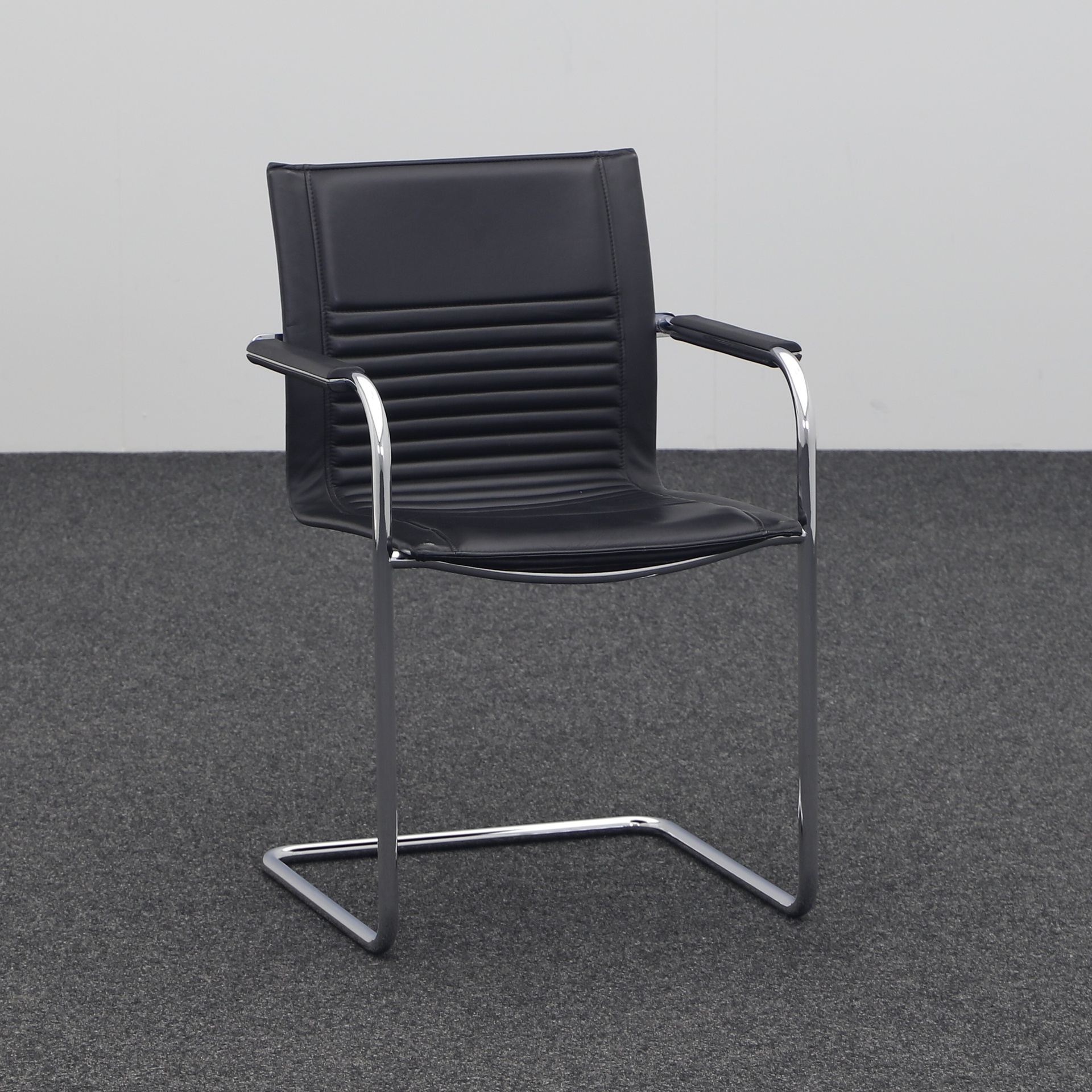 Walter Knoll Art Collection cantilever chair with plastic armrests (Black, Normal used, Plastic glides, Fixed armrests)