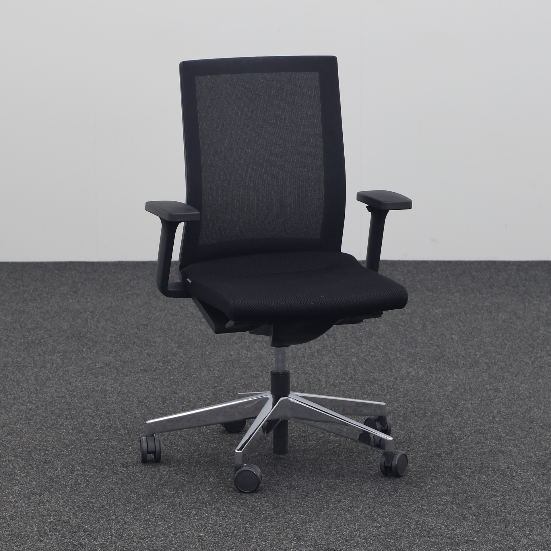 Chaises de bureau pivotantes Wilkhahn Neos (Noir, Normalement utilisé, Rouleaux de moquette, Accoudoirs 3D)