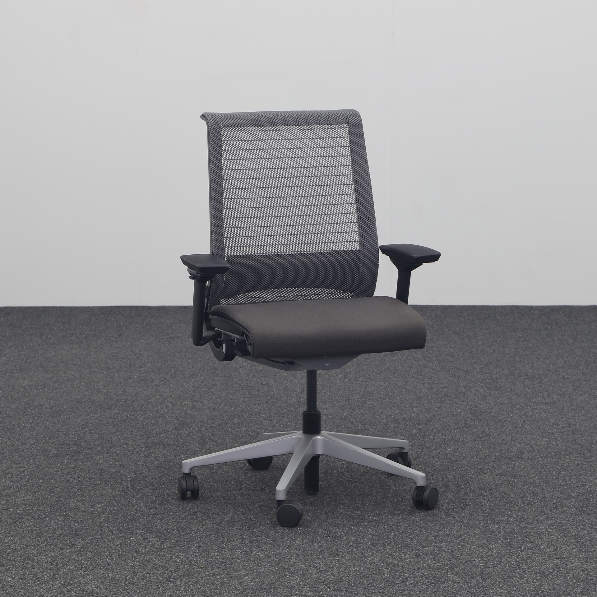 Sedie girevoli per ufficio Steelcase Think (Antracite, Normale usato, Rotella di tappeto, Braccioli 3D)