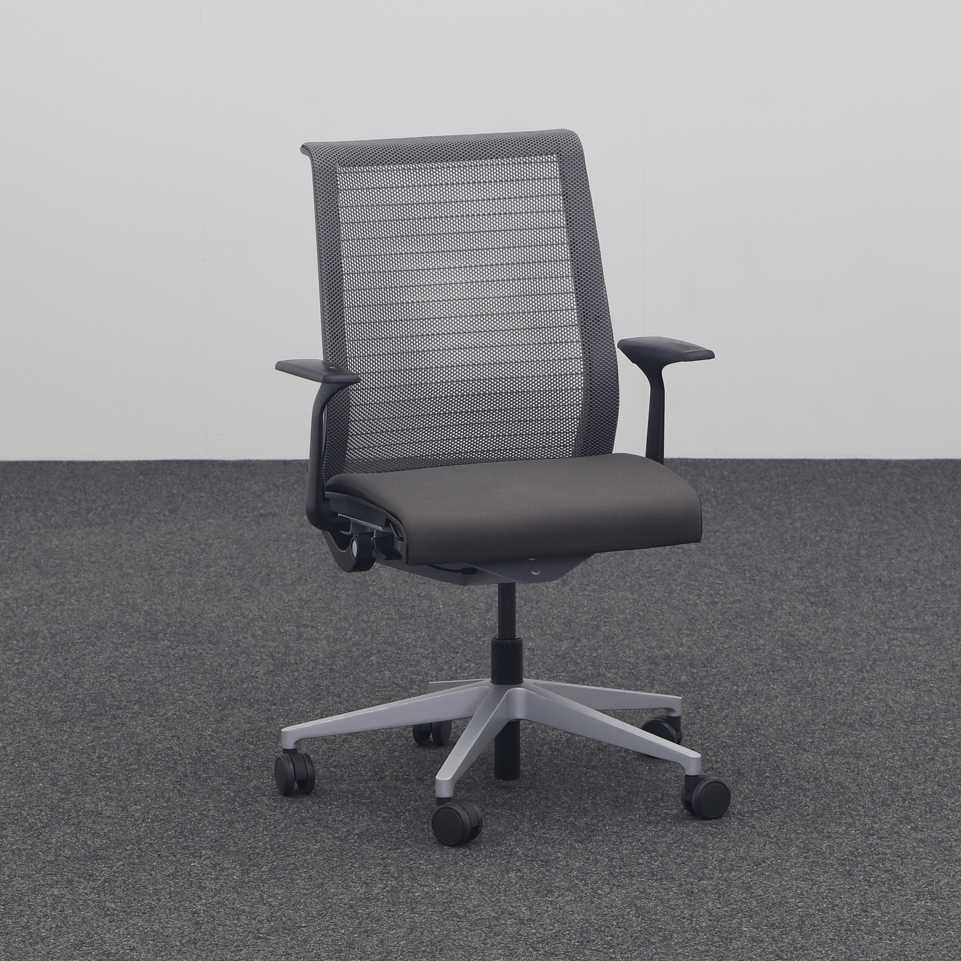 Chaises de bureau pivotantes Steelcase Think (Anthracite, Normalement utilisé, Rouleaux de moquette, Accoudoirs fixes)