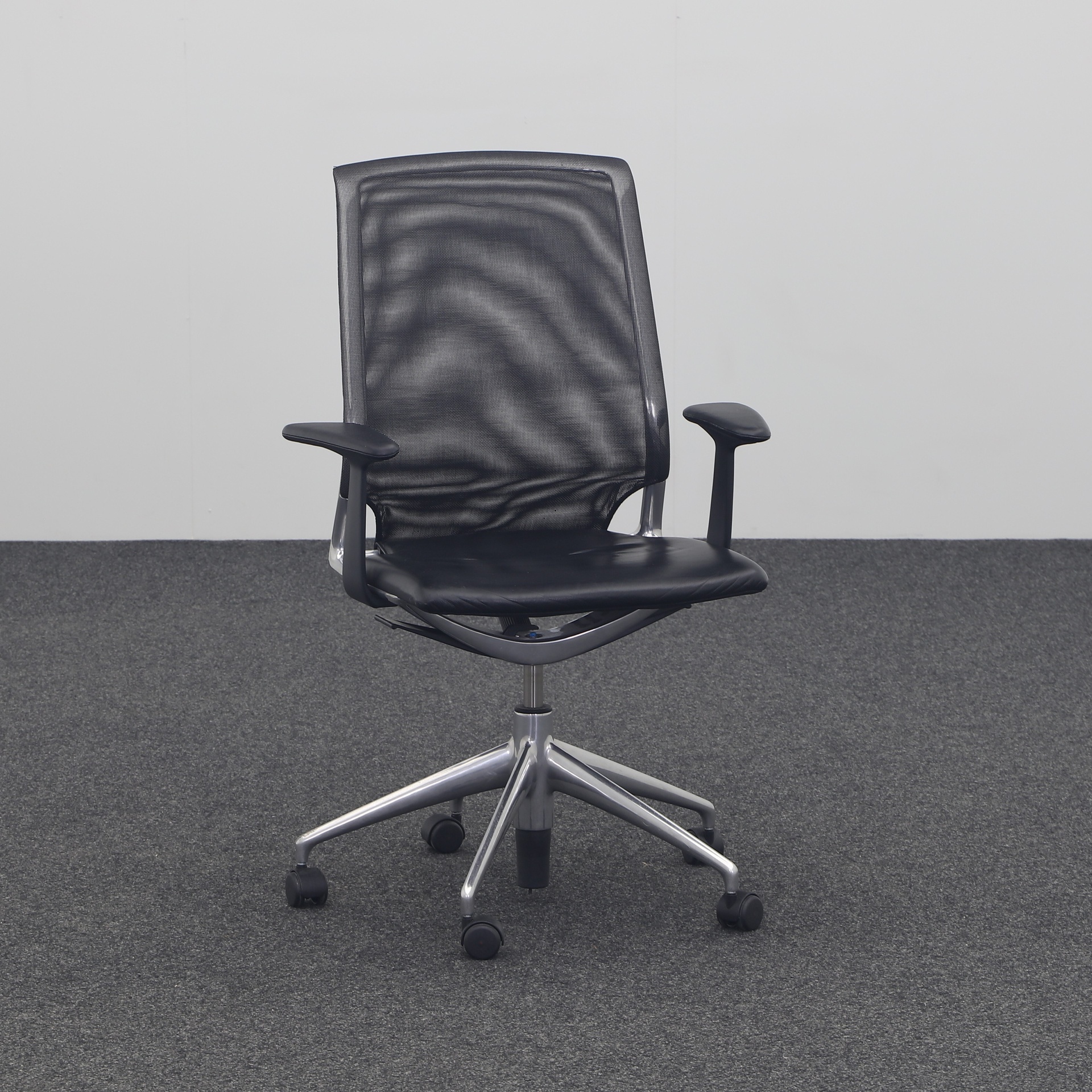 Bürodrehstühle Vitra Meda Chair (Schwarz, Normal Gebraucht, Teppichrollen, Fixarmlehnen)