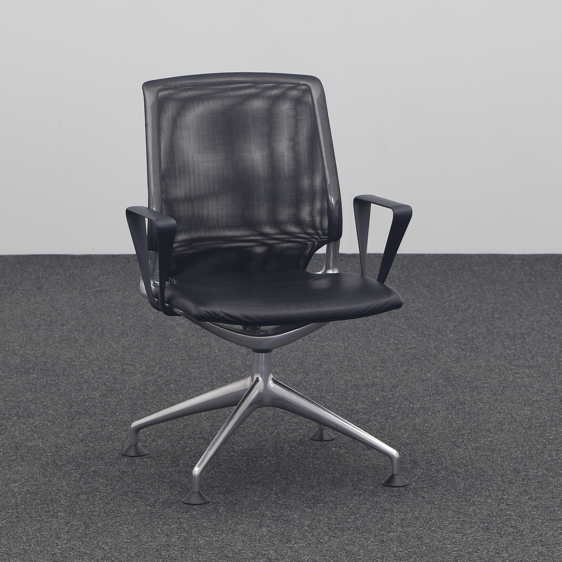 Vitra Meda conference conference chairs (Black, Normal used, Plastic glides, Fixed armrests)