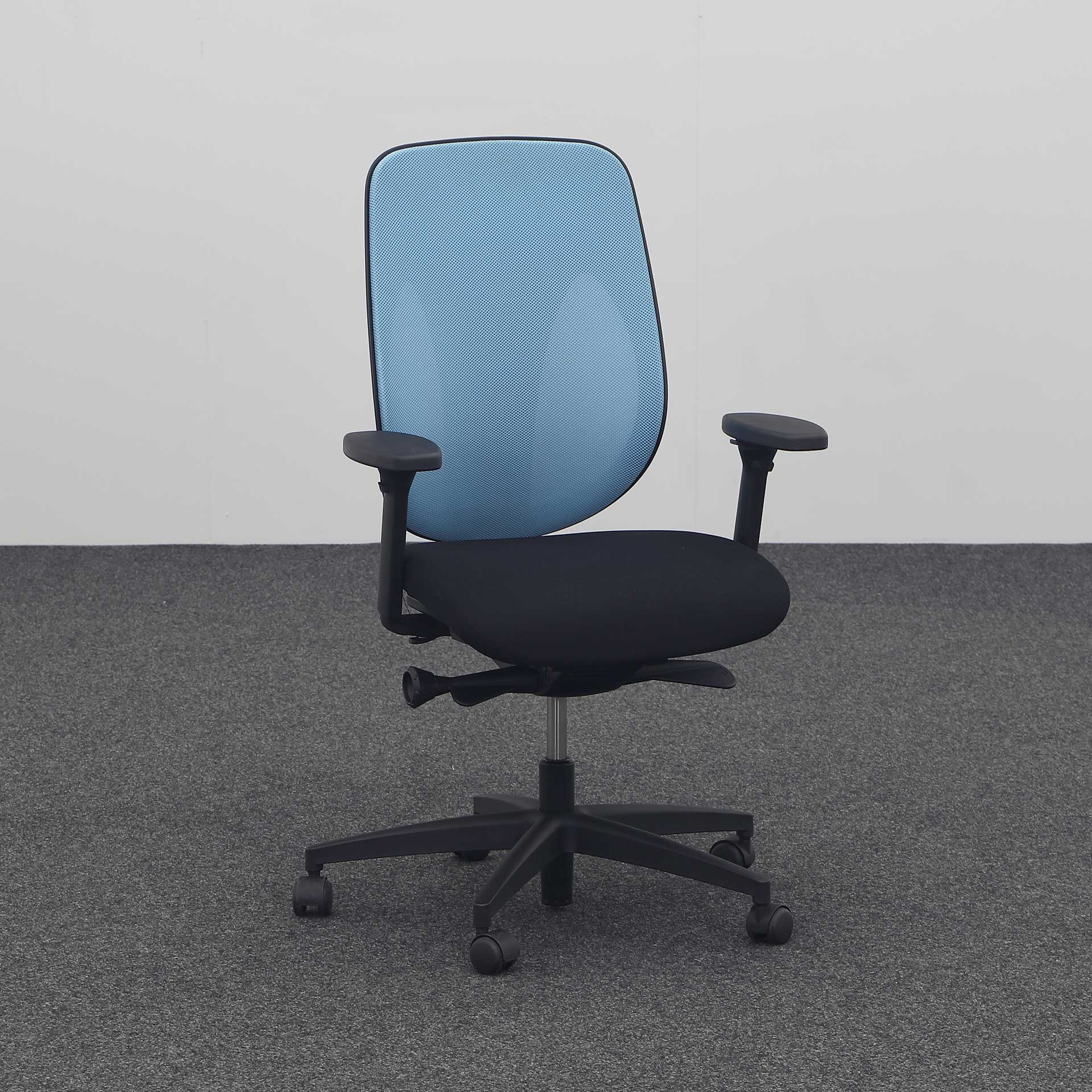 Chaises de bureau pivotantes Giroflex 353 (Bleu clair, Normalement utilisé, Rouleaux de moquette, Accoudoirs 3D)