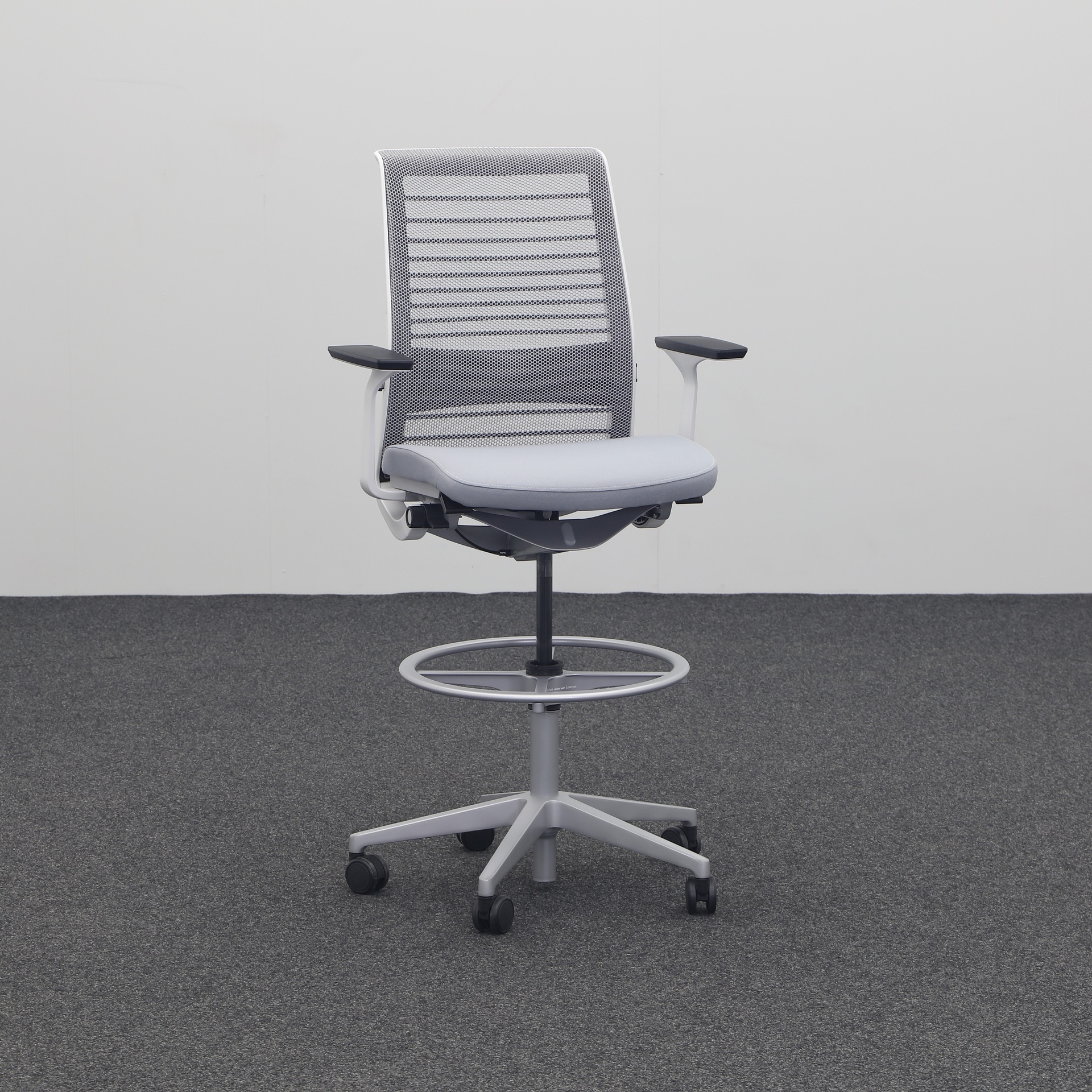 Sedie girevoli per ufficio Steelcase Think (Grigio chiaro, Normale usato, Rotella di tappeto, Braccioli fissi)