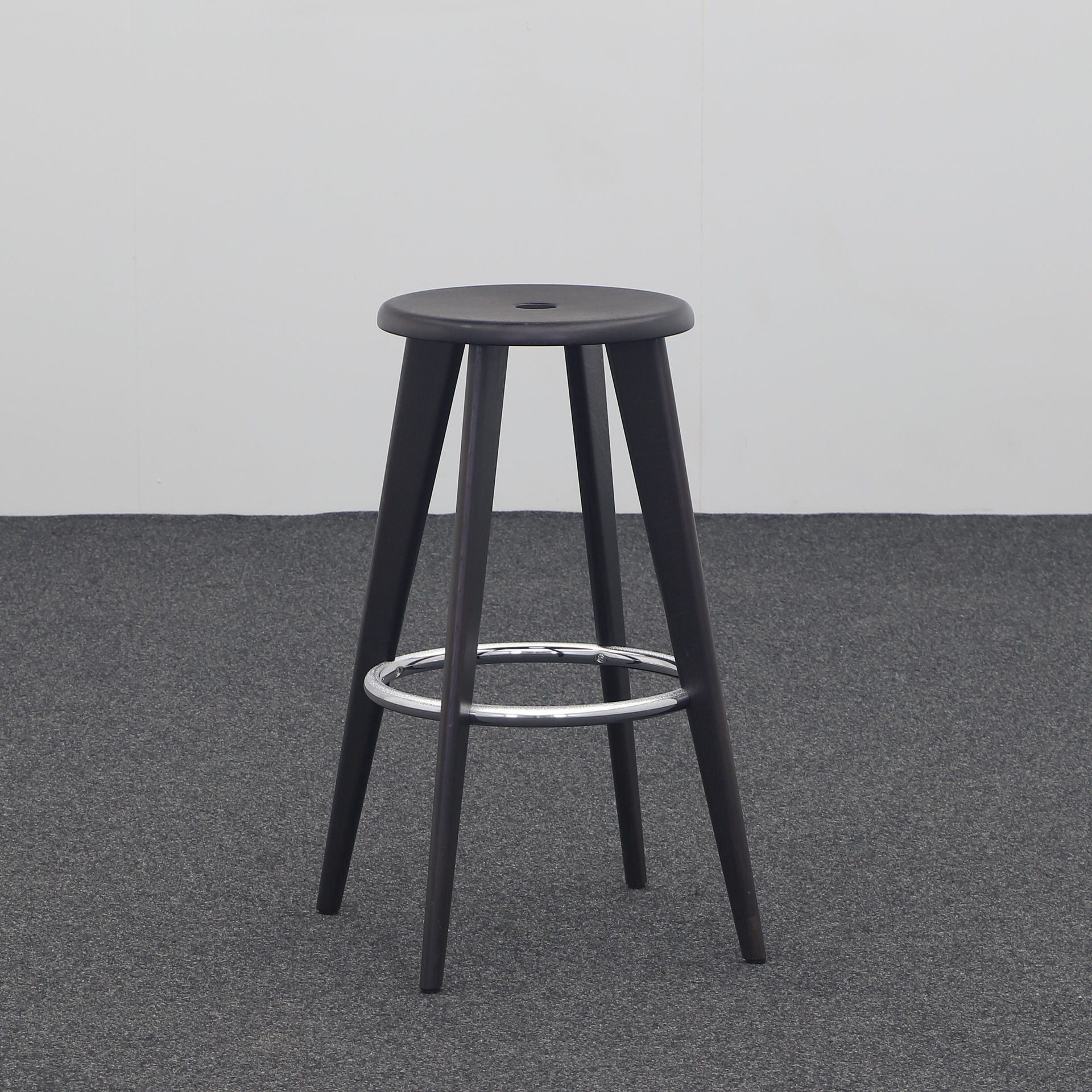 Tabouret Haut de Vitra (Chêne foncé, Bon, Patins pour sols souples, sans accoudoirs)