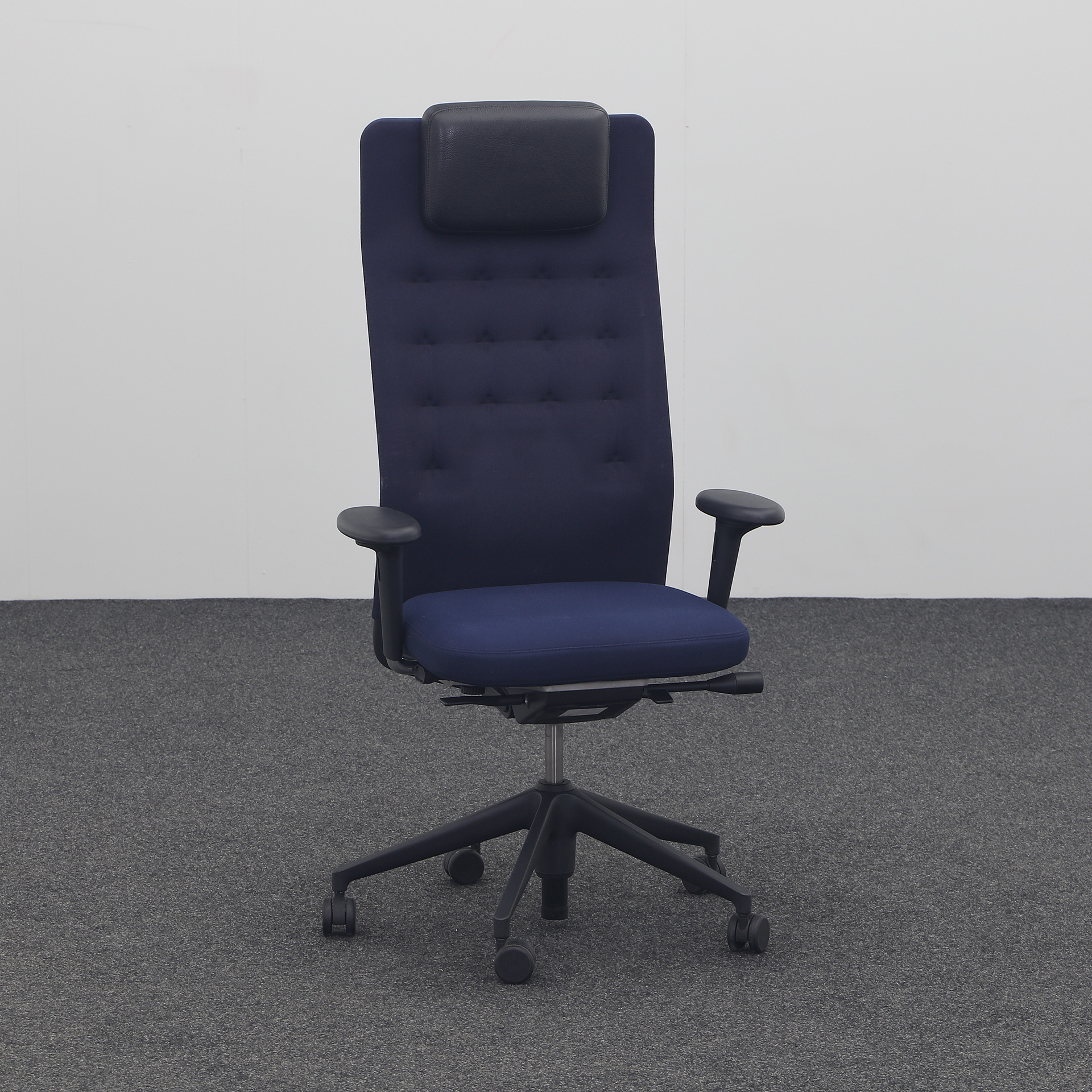 Sedia da ufficio Vitra ID Trim L con schienale alto (Blu scuro, Normale usato, Antracite, Braccioli 2D)