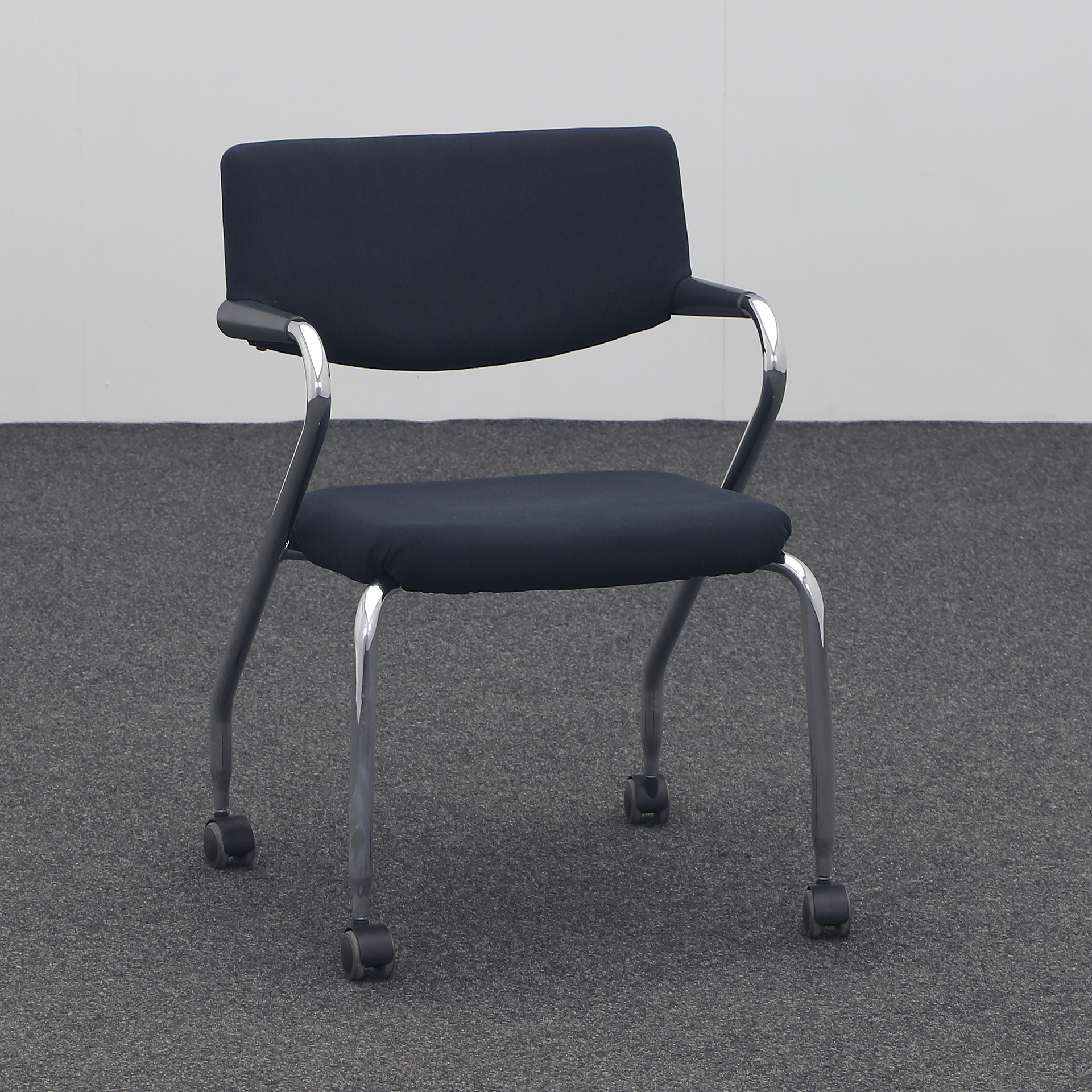 4-legged chair Vitra (Black, Normal used, Chrome-plated, Carpet castors, Fixed armrests)